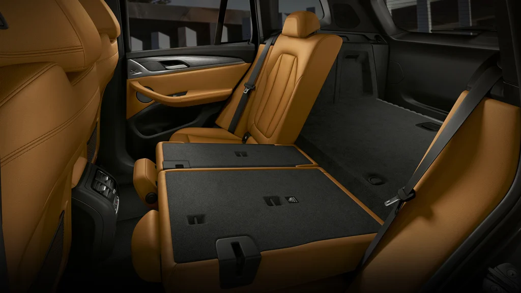 An interior view of the 2023 BMW X3 rear bench 40.20.40 split