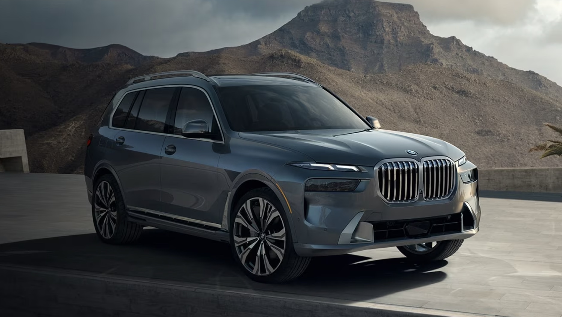The BMW X7 xDrive40i parked in front of a mountain range close to Lou Bachrodt BMW