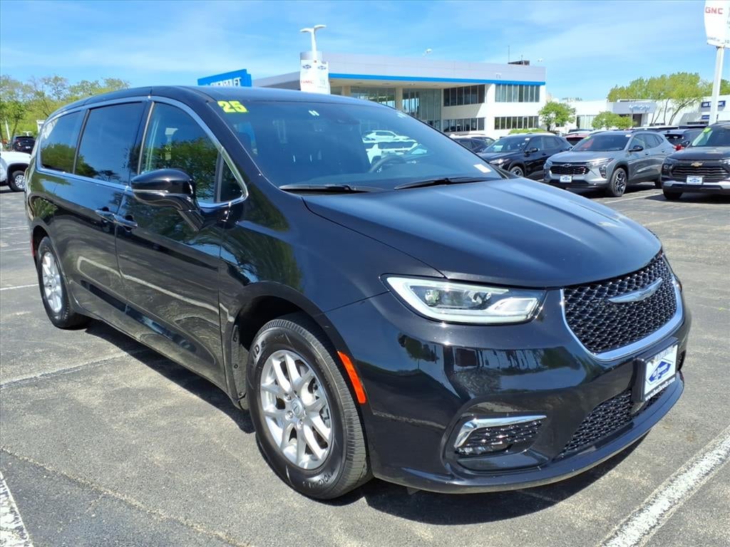 2025 Chrysler Pacifica Select's photo